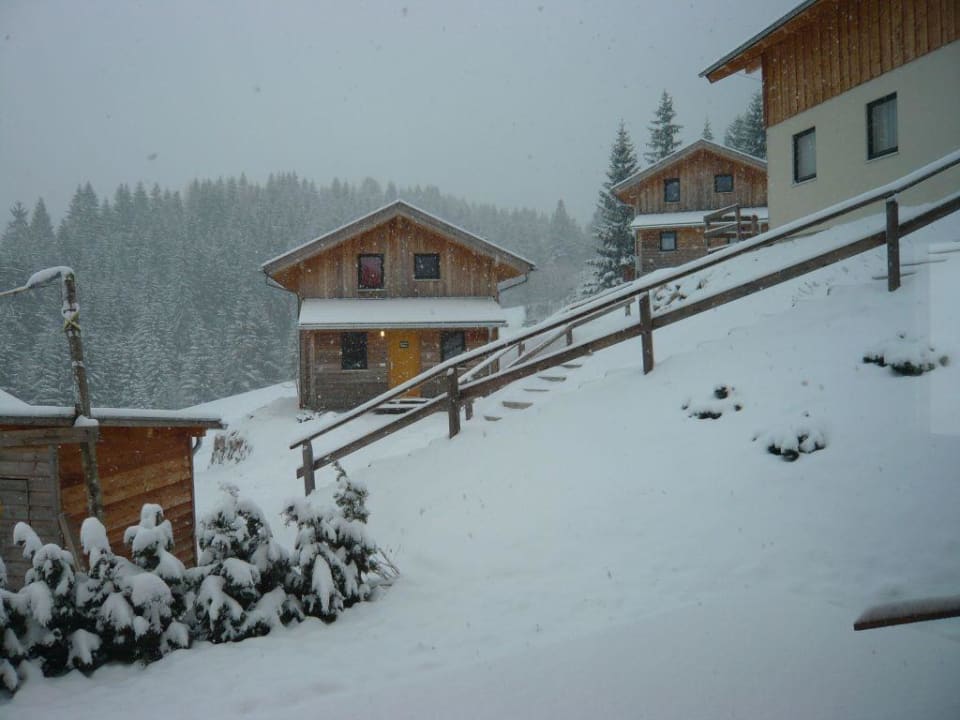 Ausblick von der Terrasse Alpendorf Dachstein West by ALPS RESORTS