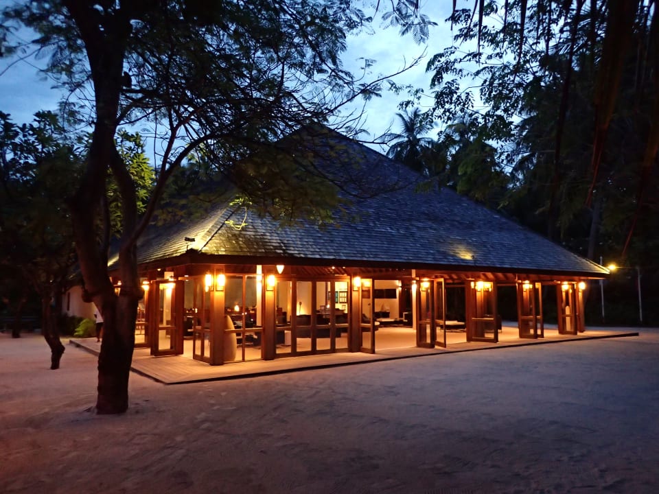 Lobby Vilamendhoo Island Resort & Spa