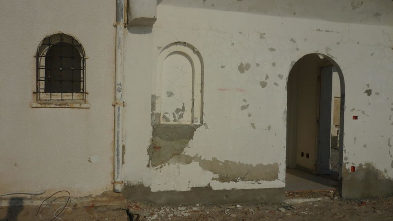 Heruntergekommene Aussenanlage Alassio Hotel and Thalasso