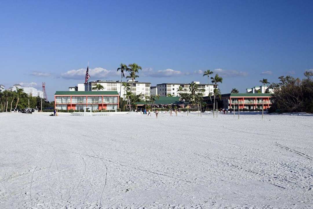 weißer Strand vor dem Hotel Wyndham Garden Hotel Fort Myers Beach