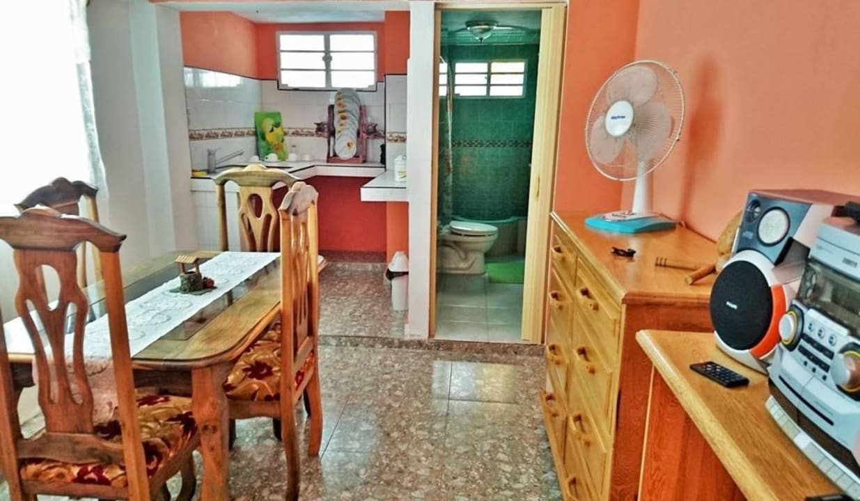 Esszimmer kleines Apartment in Souterrain Ferienhaus Villa MariEnzo