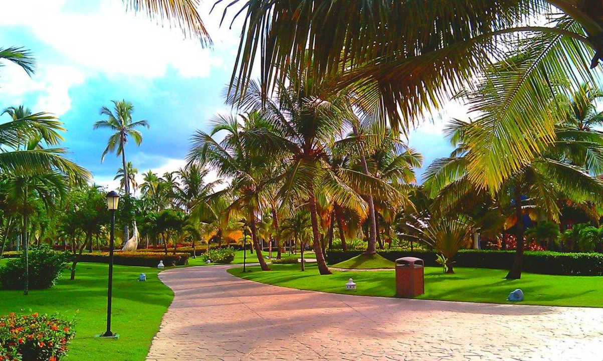 Langläufiger Weg durch Gartenanlage Punta Cana Princess All Suites Resort & Spa