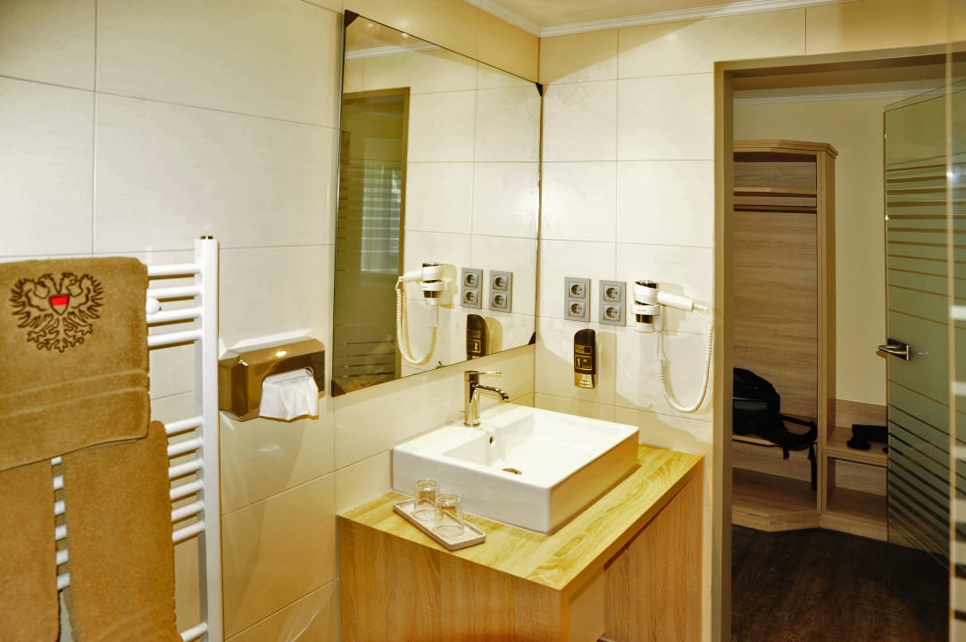 Komfortable Zimmer schick und praktisch eingericht Hotel Doppeladler