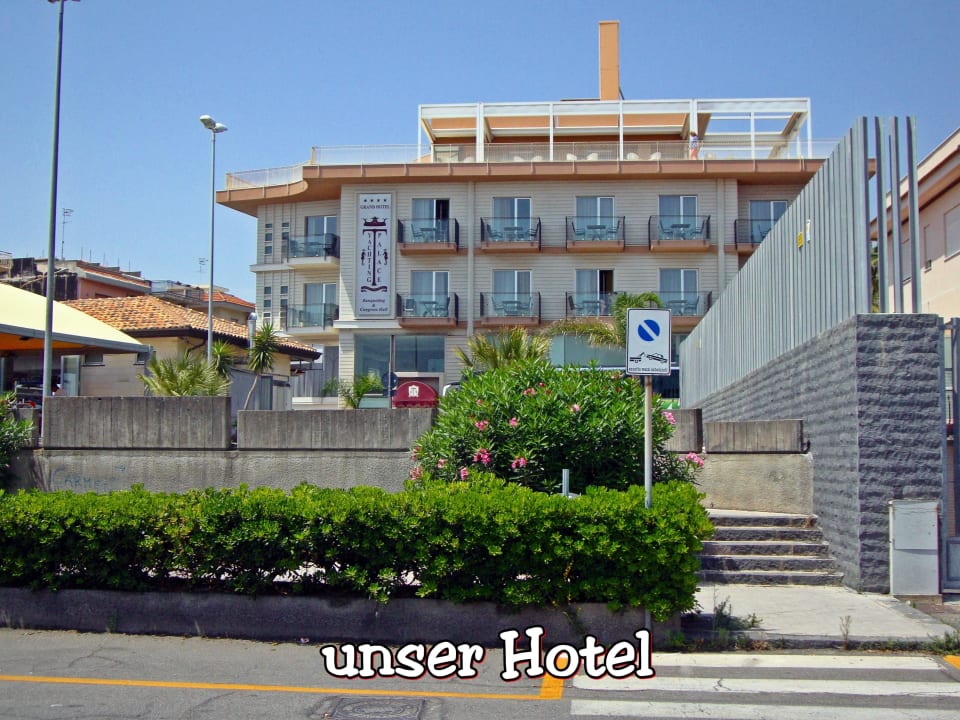 Das Hotel von vorne Grand Hotel Yachting Palace