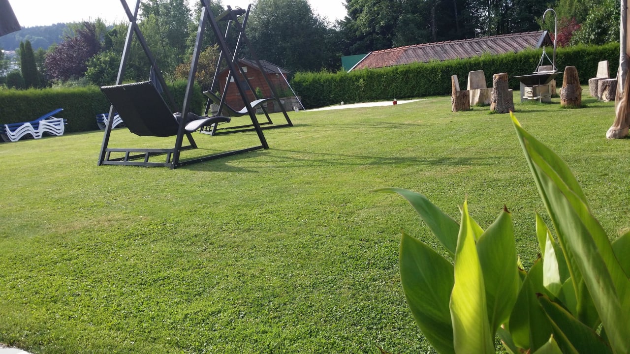 Neue Riesenschaukeln im Garten Hotel Bernrieder Hof