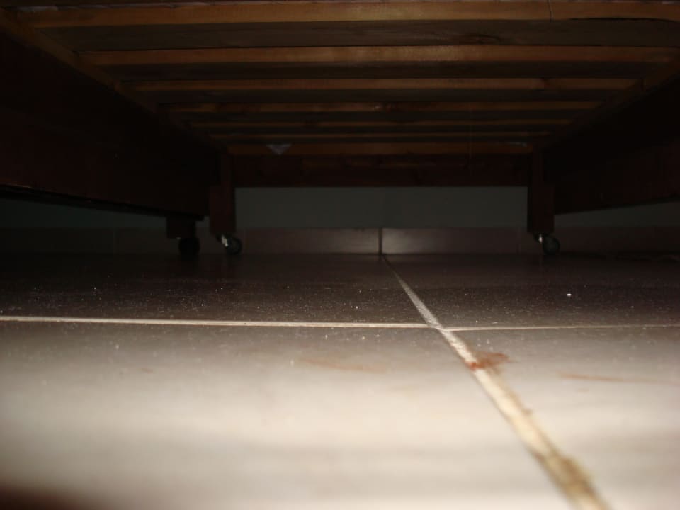 Unter dem Bett bei Einzug ins Zimmer Golden Beach Resort