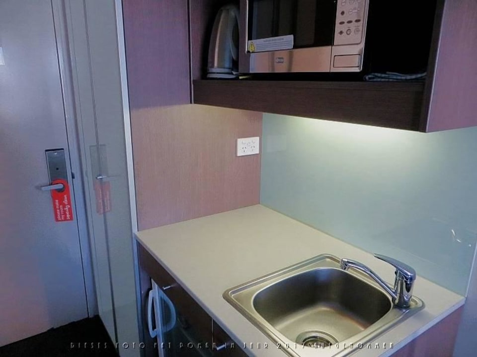 Kleinküche mit Mikrowelle und Wasserkocher Travelodge Hobart