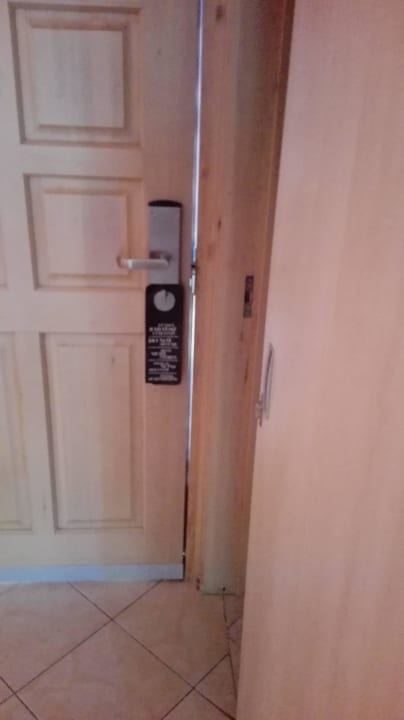 Große Lücke bei der Zimmertür. Doppelzimmer 256 VONRESORT Golden Beach