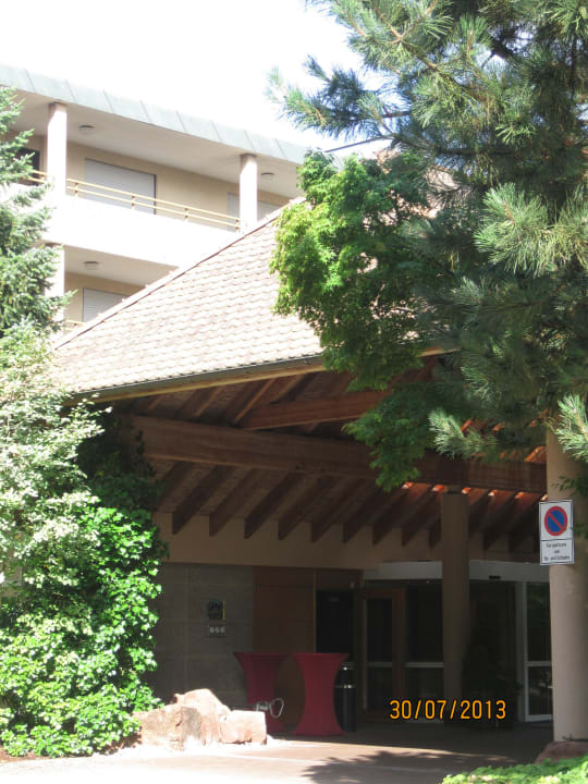 Eingang mit Pkw-Zufahrt DEKRA Congresshotel Wart