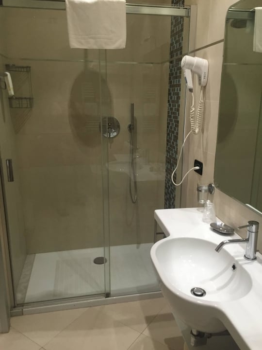 Dusche & Waschbecken Hotel International Beach