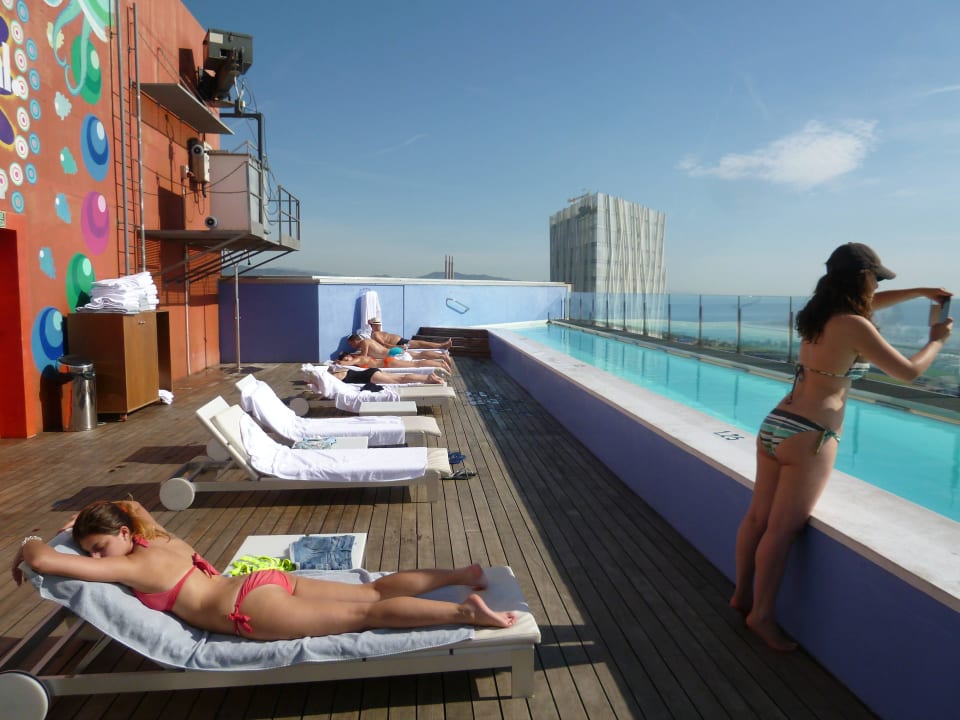 Pool im 23. Stock mit wenigen Liegen Hotel Barcelona Princess