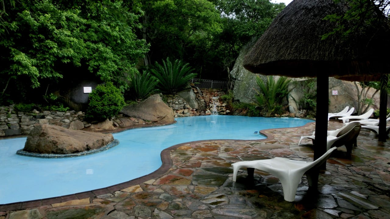 Ein schöner Pool Ntshondwe Camp