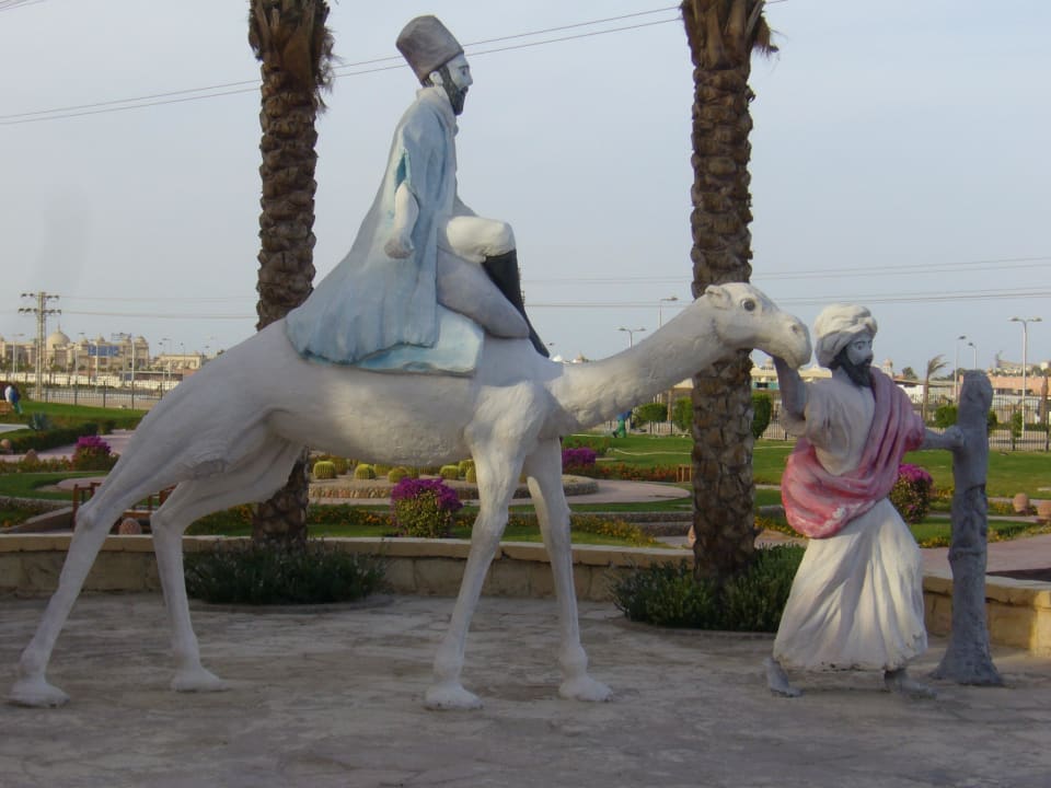 Vor dem Eingang des Hotels Pickalbatros Alf Leila Wa Leila Resort - Neverland Hurghada