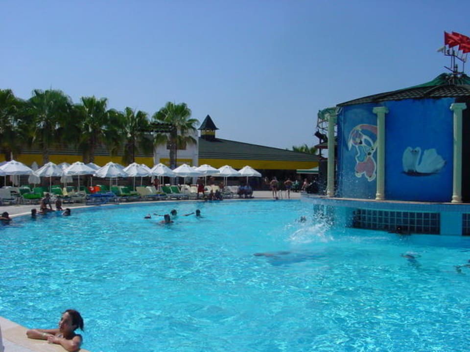 Hauptpool mit Showbühne Botanik Hotel & Resort