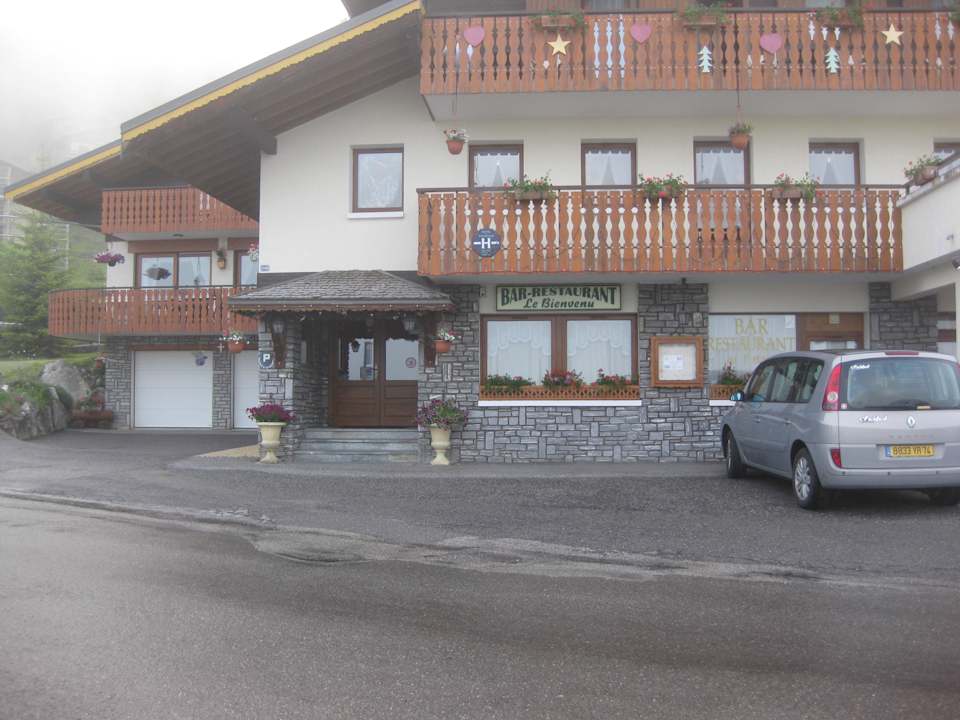 Hotel Straßenseite Hotel Bienvenu