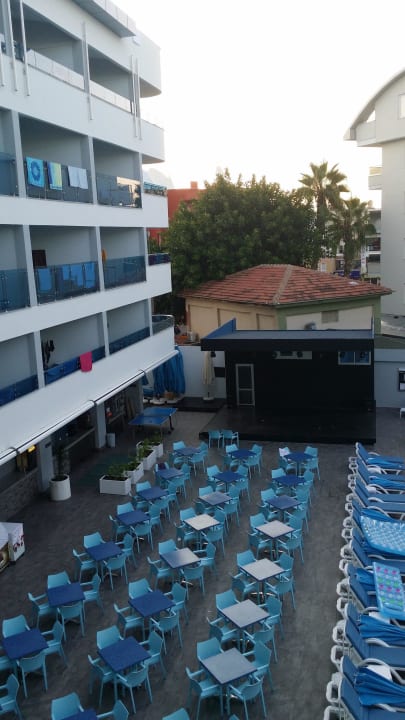 Bühne und Publikumsbereich beim Pool Avena Resort & Spa