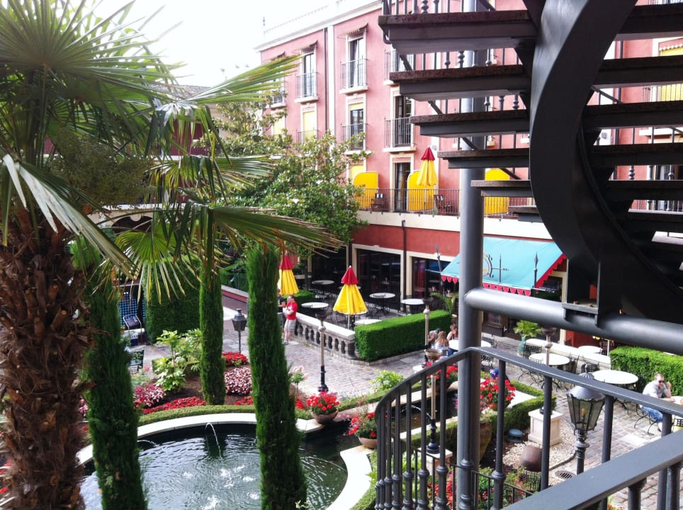 Innenhof mit Pool hinten links, Teich unten Hotel El Andaluz Europa-Park