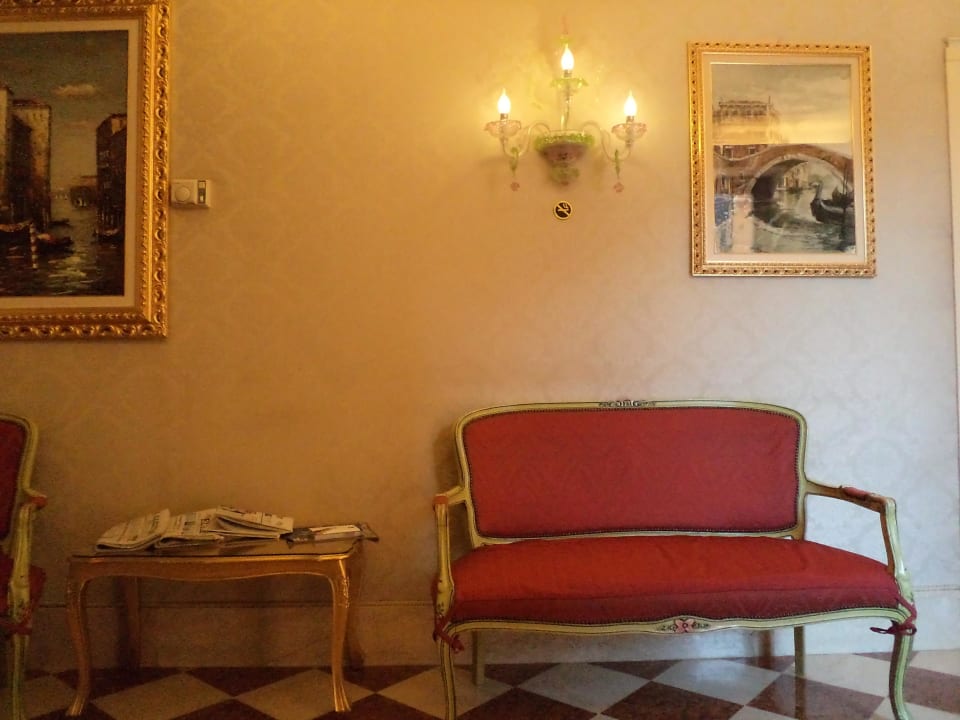 Sitzgelegenheit in der Lobby Hotel Olimpia Venice, BW Signature Collection