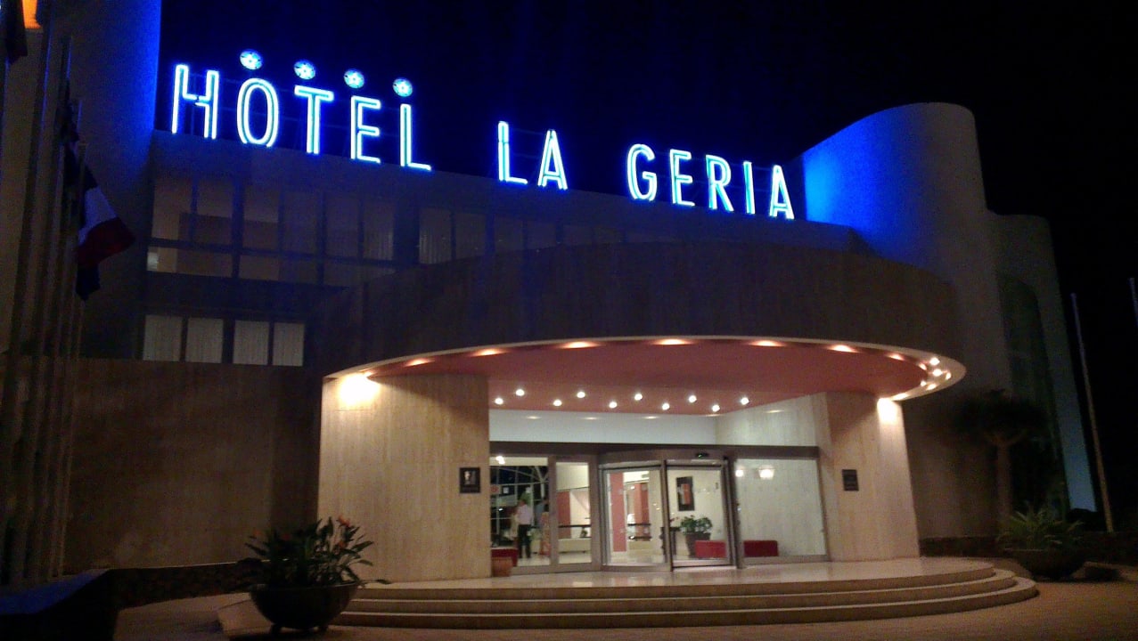 Haupteingang bei Nacht Hipotels La Geria
