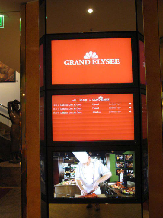 Vor der Rezeption Infotafel Grand Elysée Hamburg