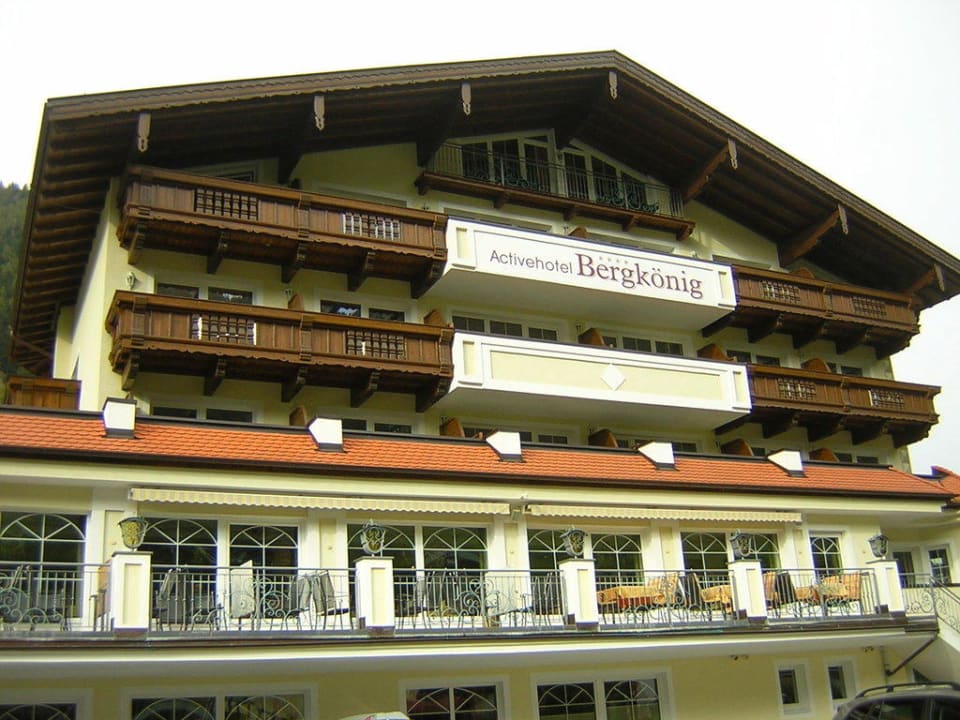 Hotel vom Parkplatz aus betrachtet Activehotel Bergkönig