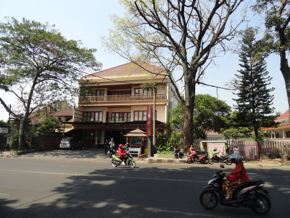 Guesthouse von außen Kertanegara Premium Guest House