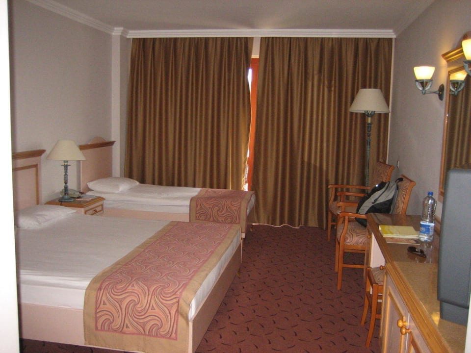 Unser zweites Zimmer ohne Schimmel und mit Teppich Club Grand Side