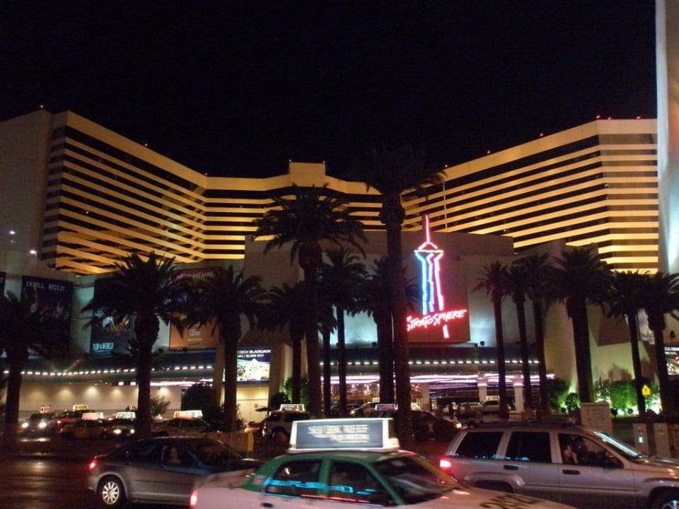 Hotel bei Nacht The STRAT Hotel, Casino and SkyPod