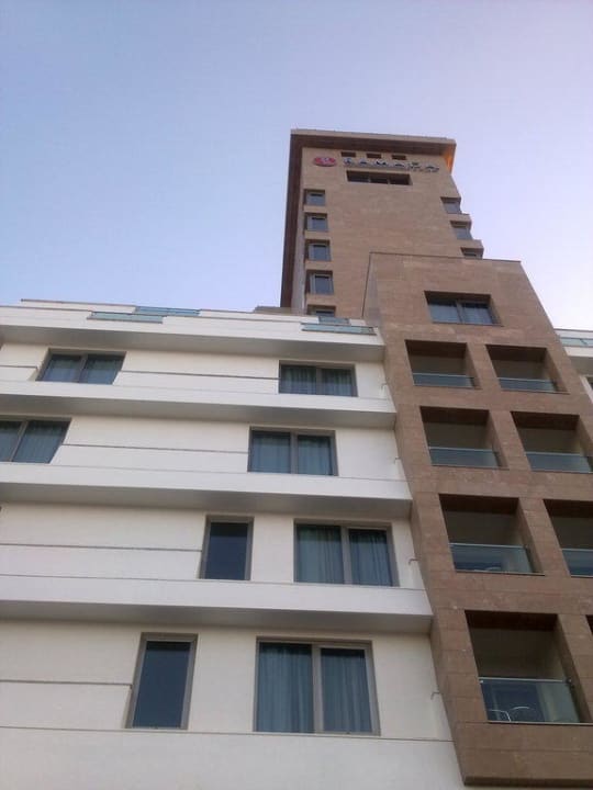 Strassenseite Ramada Plaza by Wyndham Antalya