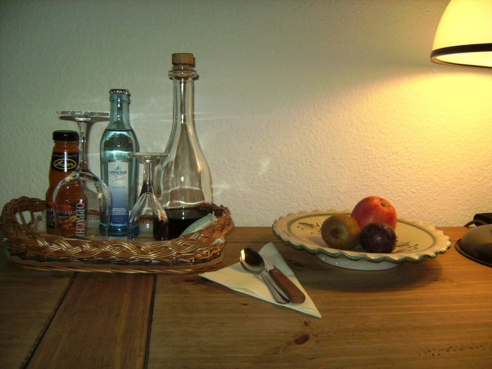 Zimmer: Service des Hauses: Obst & Getränke  Hotel Schloss Schänke