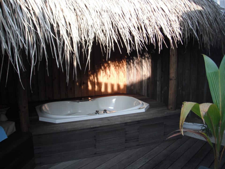 Jacuzzi im Badezimmer Kuredu Island Resort & Spa