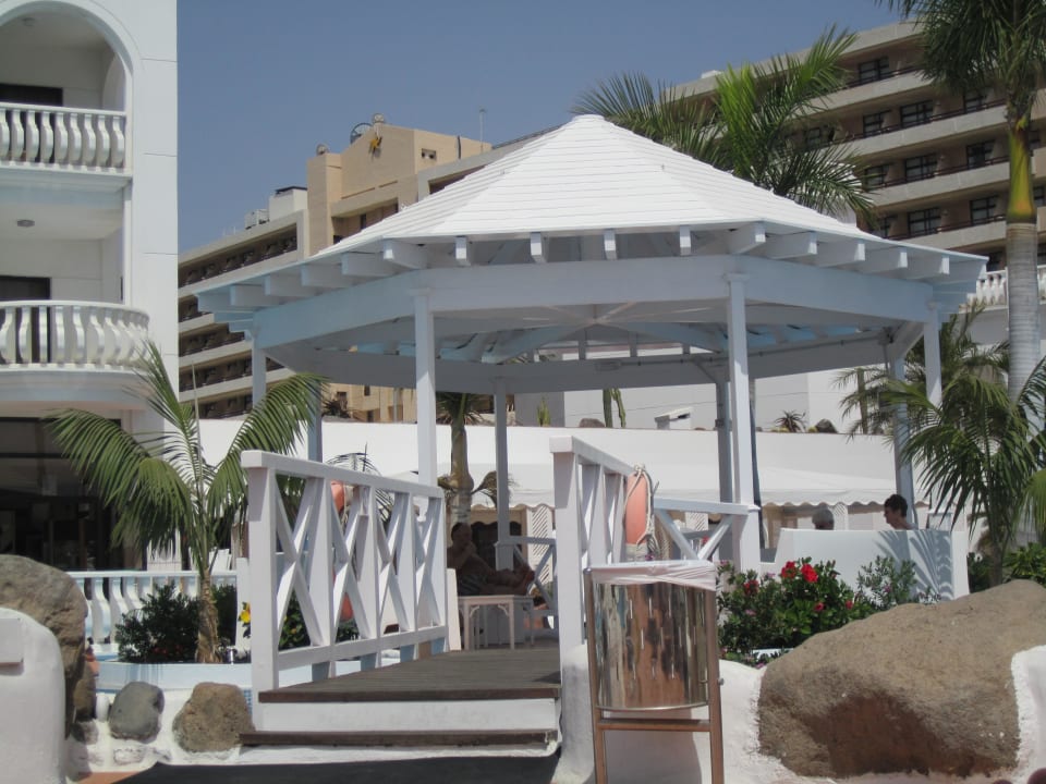 Poolanlage mit Pavillion Guayarmina Princess