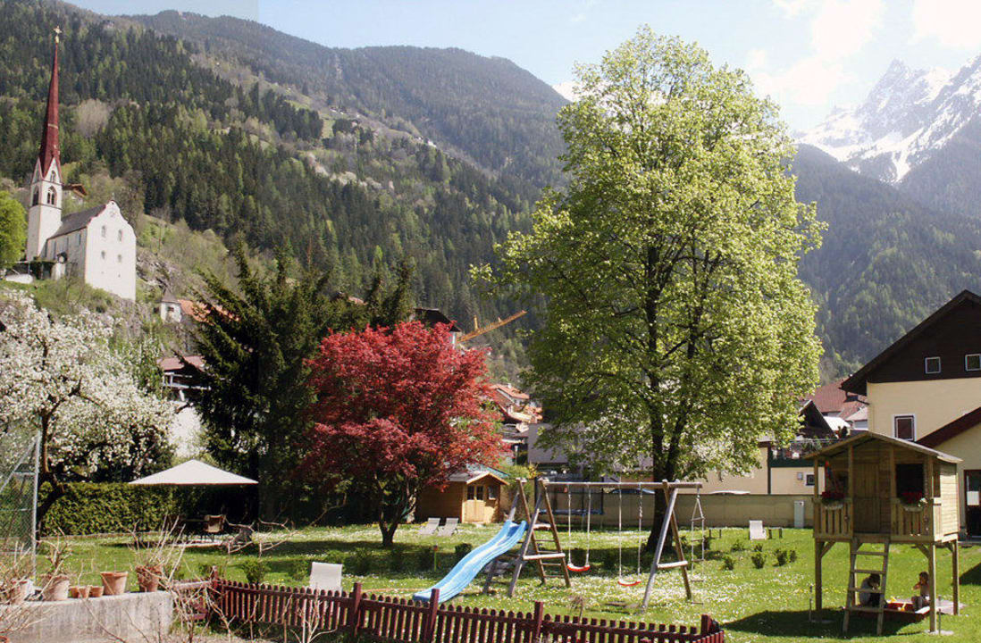 Garten mit Spielplatz Hotel Drei Mohren