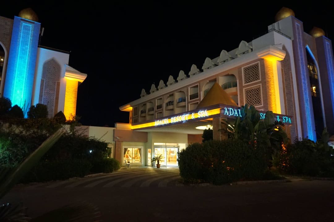 Vorderansicht Hotel bei Nacht Adalya Resort & Spa - Adults Only