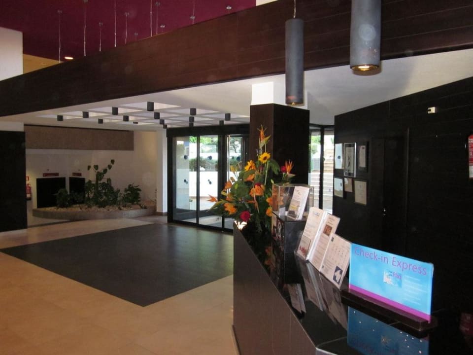 Rezeption im Eingangsbereich blau punta reina