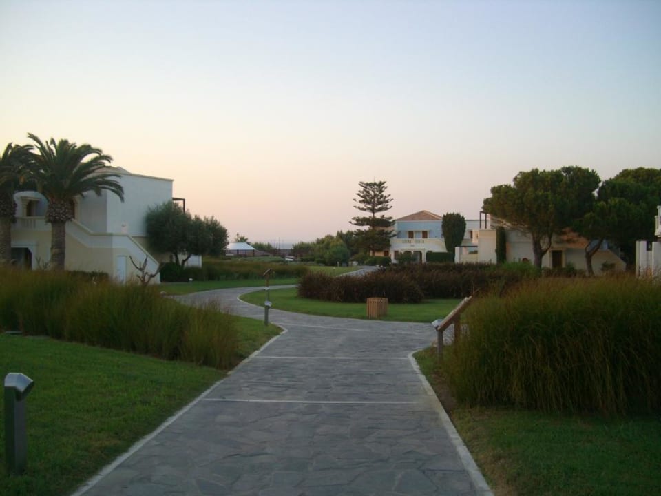 Weg zum Strand Neptune Luxury Resort