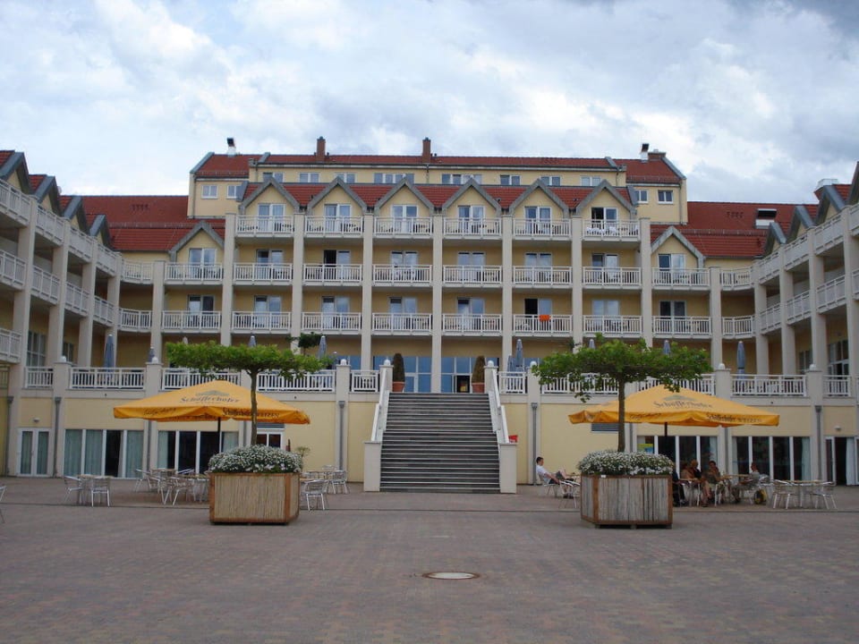 Blick vom Hafen auf das Hotel Precise Resort Hafendorf Rheinsberg