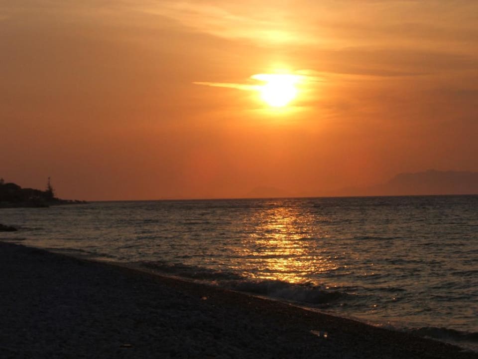 Sonnenuntergang am Hotelstrand mit Türkei im Hintergrund The Ixian Grand & All Suites