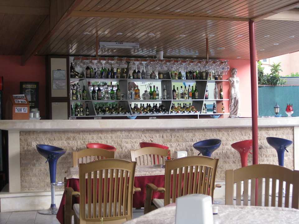 Der Tresen oder die Bar des Hauses Hotel Angora