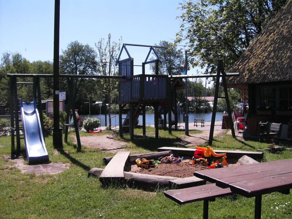 Spielplatz auf der Anlage 1 Zimmer Apartment Schumacher in Plau am See