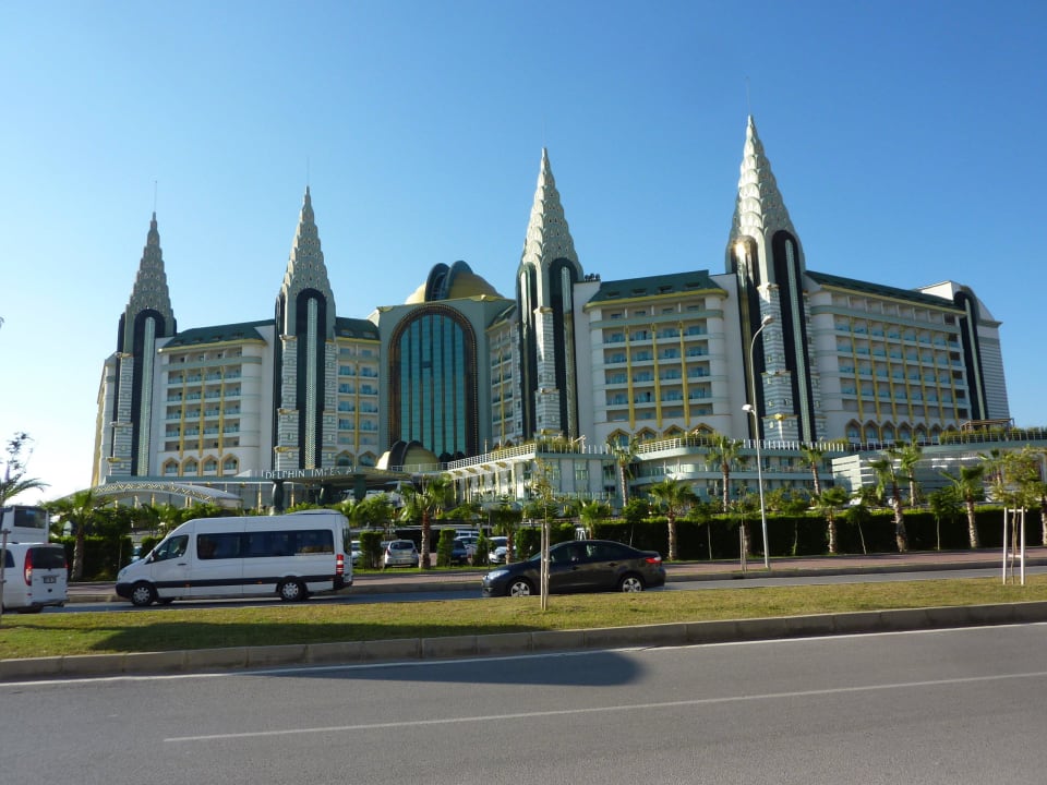 Der Blick von der anderen Straßenseite aus. Hotel Delphin Imperial