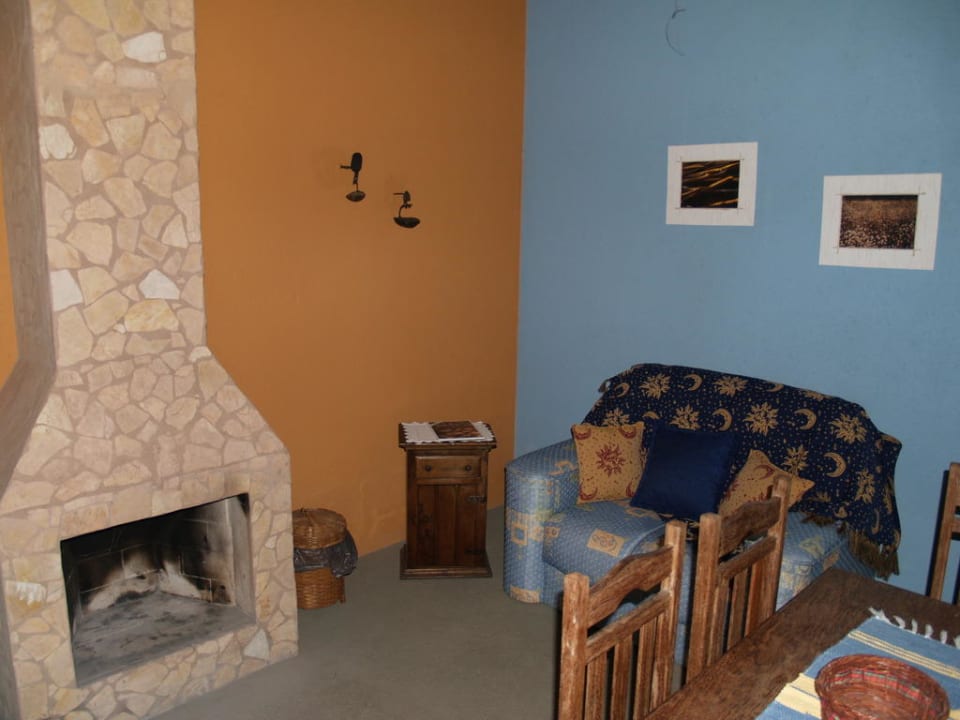 Innenraum mit offenem Kamin Vila das Pedras