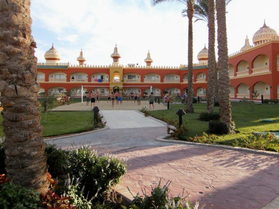 Volleyballplatz vorm 800er Bereich Pickalbatros Alf Leila Wa Leila Resort - Neverland Hurghada