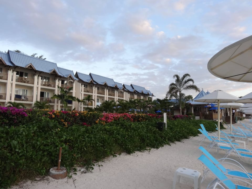 Blick vom Strand zum Hotel Pearle Beach Resort & Spa