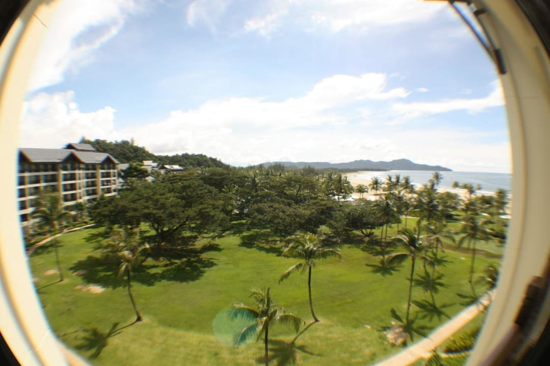 Blick auf den Garten vom Garden Wing Shangri-La's Rasa Ria Resort & Spa