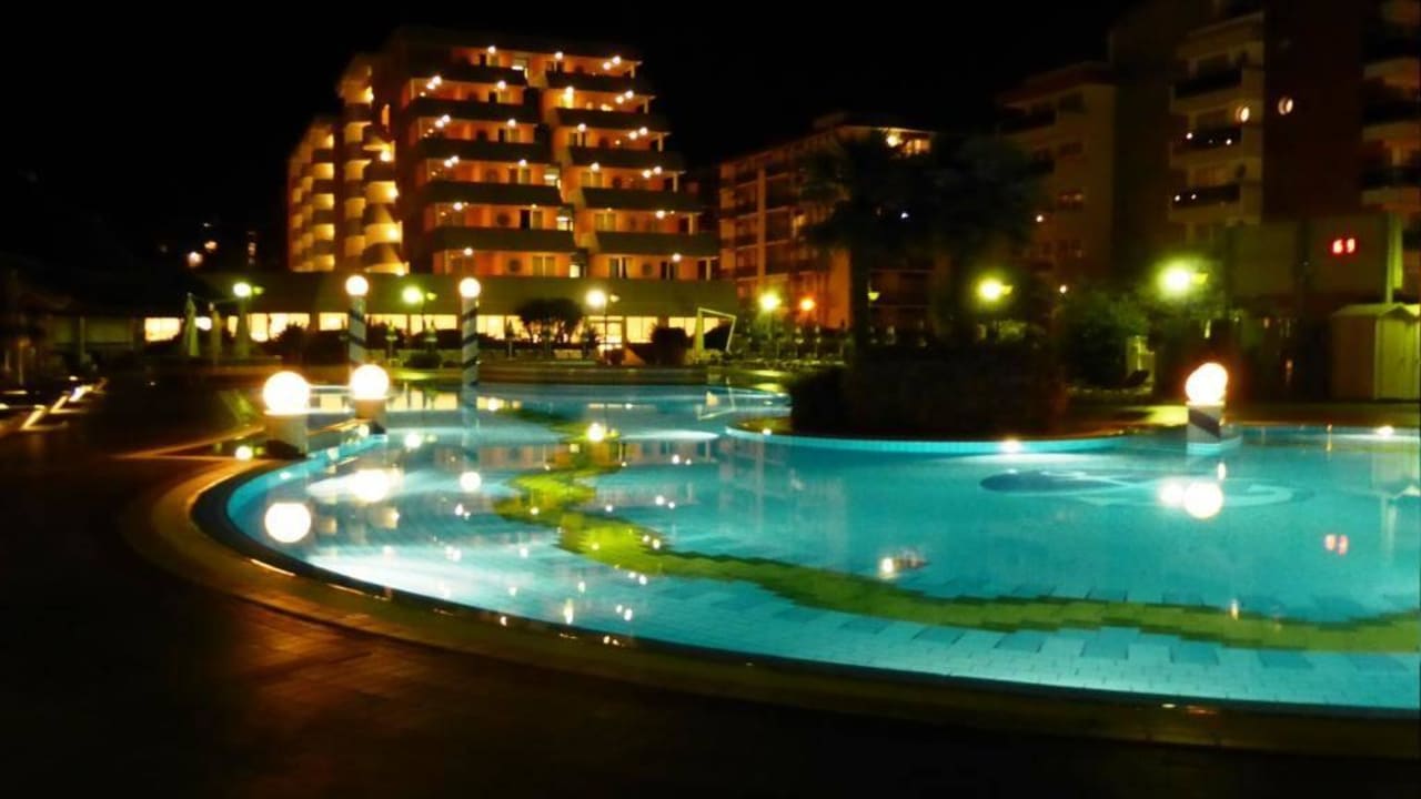 Außenansicht bei Nacht Aparthotel Holiday