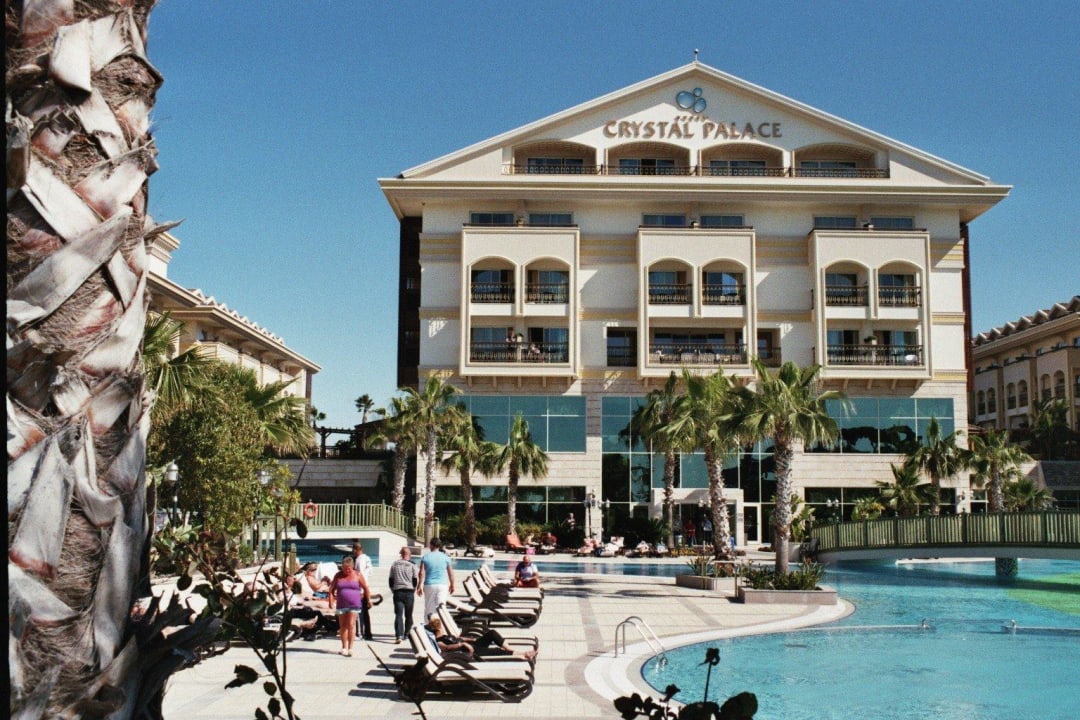 Blick vom Stand auf das Hotel Diamond Excellence Resort & Spa