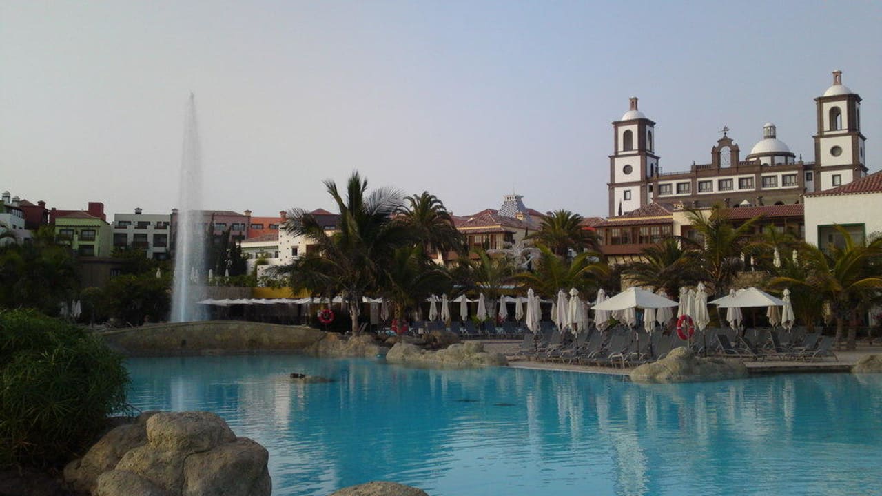 Großer Pool am Abend Lopesan Villa del Conde Resort & Thalasso