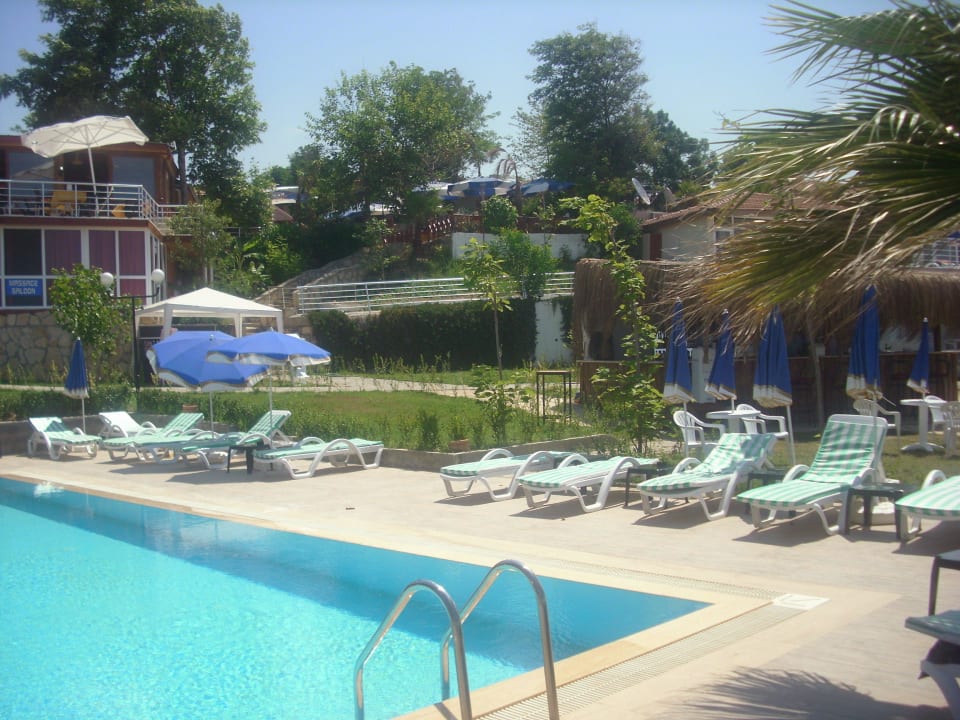 Blick von der Liege zur Restaurantterrasse Adora Calma Beach Hotel