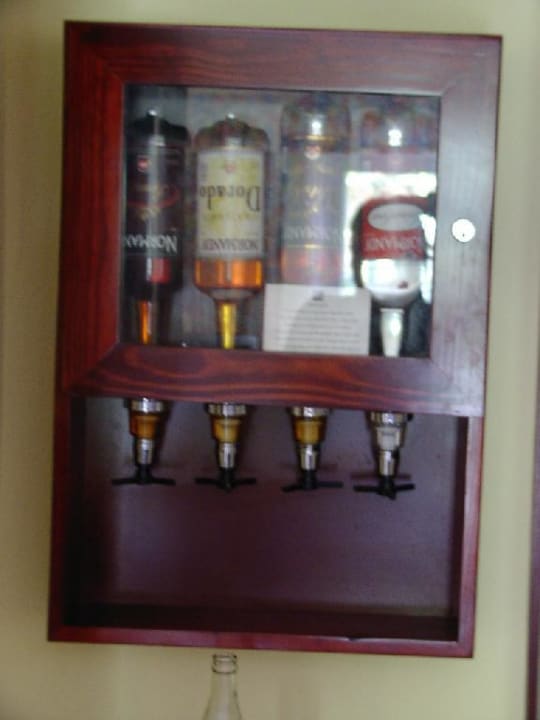 Die Minibar im Kleiderschrank vergrößert Hotel Riu Bambu